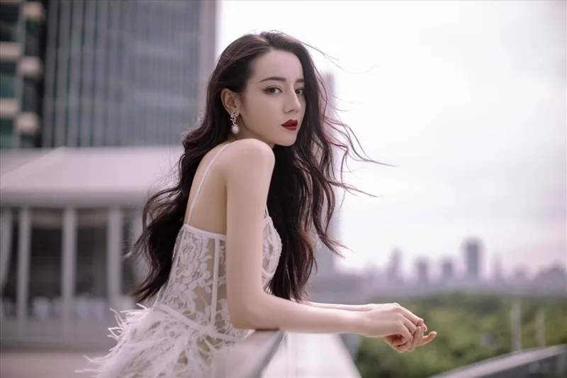 Địch Lệ Nhiệt Ba Sinh Năm Bao Nhiêu? Tiểu Sử Và Tuổi Tác Mới Nhất